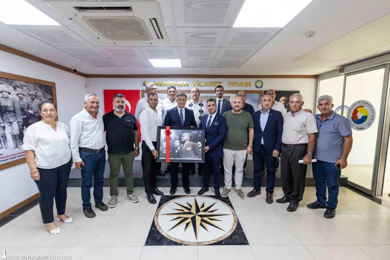 İzmir Büyükşehir Belediye Başkanı Dr. Cemil Tugay, Menemen Ticaret Odası’nda ilçe ekonomisine yön veren sektör temsilcileri ile bir araya geldi. Toplantının ana gündemi ise su sorunu nedeniyle tarımsal sulamada yaşanan sıkıntılar oldu.