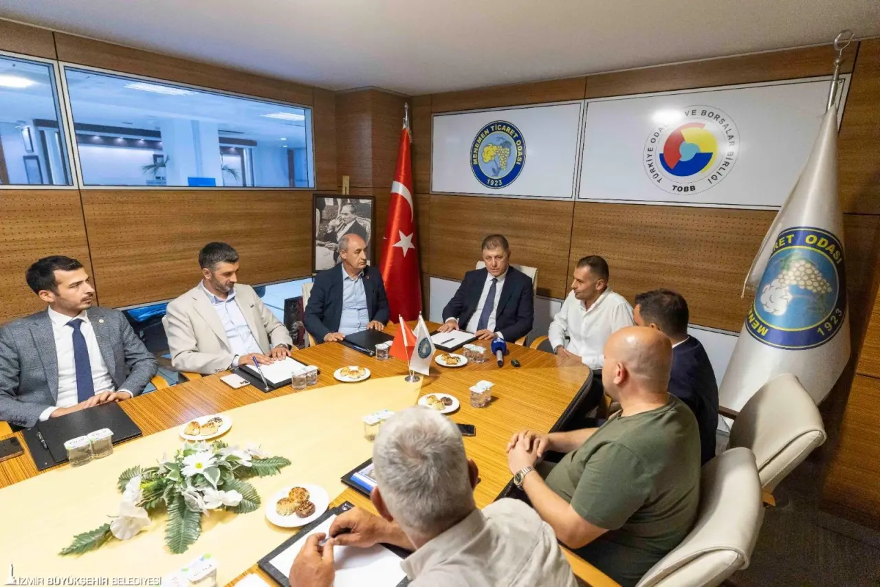 İzmir Büyükşehir Belediye Başkanı Dr. Cemil Tugay, Menemen Ticaret Odası’nda ilçe ekonomisine yön veren sektör temsilcileri ile bir araya geldi. Toplantının ana gündemi ise su sorunu nedeniyle tarımsal sulamada yaşanan sıkıntılar oldu.