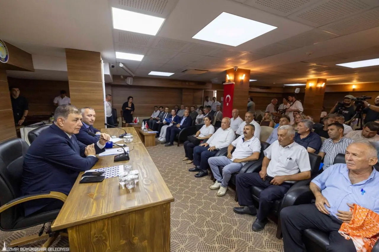 Menemenli muhtarlarla bir araya gelen İzmir Büyükşehir Belediye Başkanı Dr. Cemil Tugay, su tarifelerine ilişkin önemli bir duyuruda bulundu. İzmirliye verdiği sözü tutacağını belirten Başkan Tugay, “İhtiyacınız kadar olan suyun ucuz olması lazım, onu ayarlayacağız ama fazla tüketimi ucuz yapamayacağız” dedi.