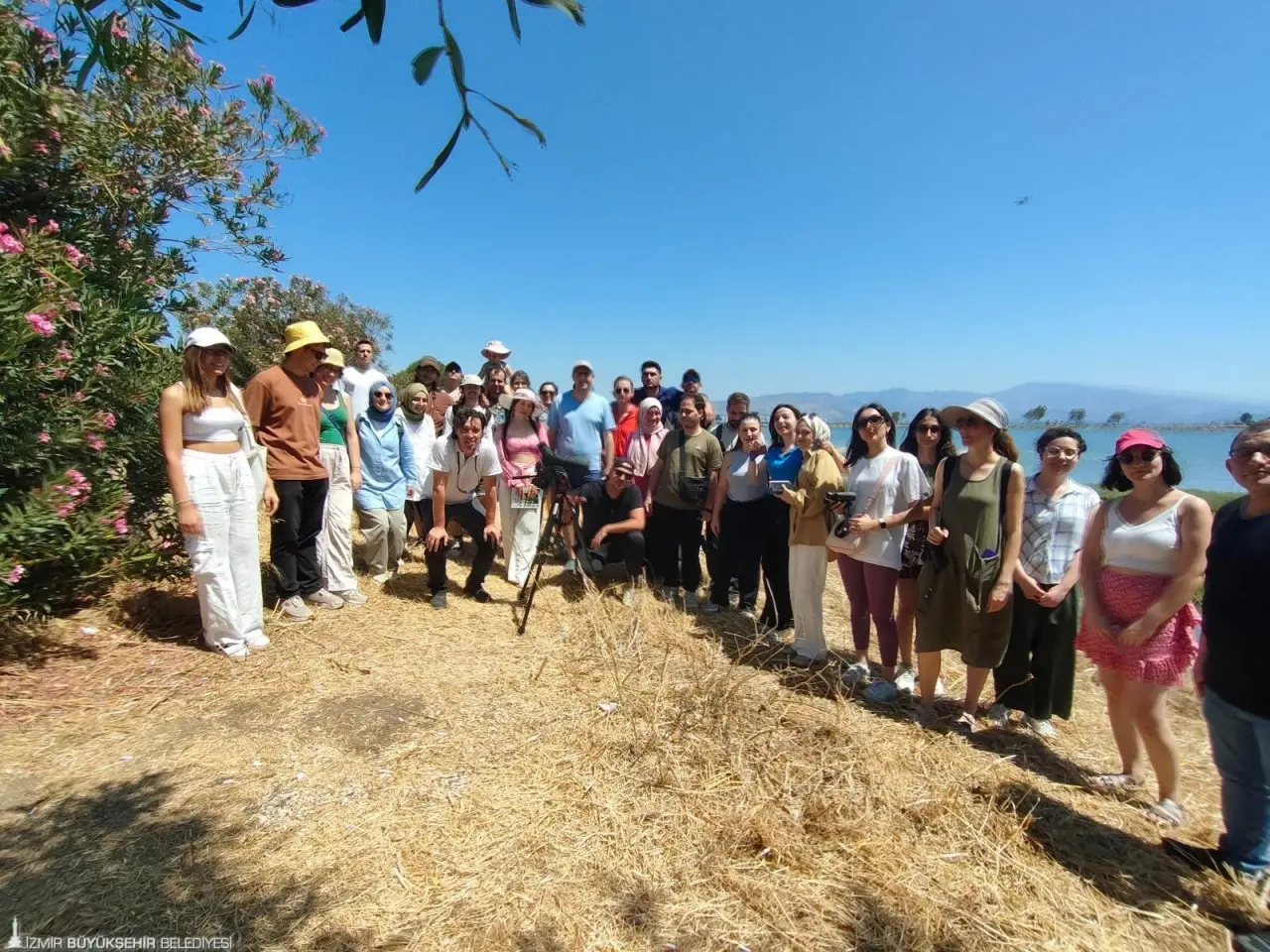 İzmir Büyükşehir Belediyesi, “Parkta Etkinlik Var” programıyla İzmirlileri kentin eşsiz doğasıyla buluşturmaya devam ediyor. Temmuz ayı boyunca İzmirliler, Çakalburnu Lagünü, kent merkezindeki cennet Kültürpark, Olivelo Yaşayan Parkı ve İnciraltı Terapi Bahçesi’nde düzenlenen etkinliklerde unutulmaz bir deneyim yaşadı. Program ağustos, eylül ve ekim aylarında da devam edecek.