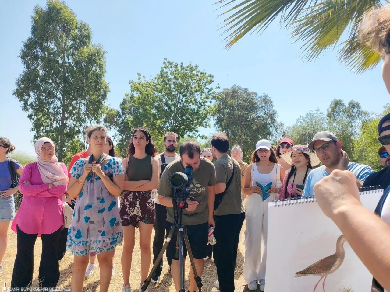 İzmir Büyükşehir Belediyesi, “Parkta Etkinlik Var” programıyla İzmirlileri kentin eşsiz doğasıyla buluşturmaya devam ediyor. Temmuz ayı boyunca İzmirliler, Çakalburnu Lagünü, kent merkezindeki cennet Kültürpark, Olivelo Yaşayan Parkı ve İnciraltı Terapi Bahçesi’nde düzenlenen etkinliklerde unutulmaz bir deneyim yaşadı. Program ağustos, eylül ve ekim aylarında da devam edecek.