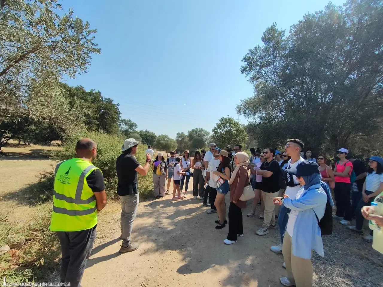 İzmir Büyükşehir Belediyesi, “Parkta Etkinlik Var” programıyla İzmirlileri kentin eşsiz doğasıyla buluşturmaya devam ediyor. Temmuz ayı boyunca İzmirliler, Çakalburnu Lagünü, kent merkezindeki cennet Kültürpark, Olivelo Yaşayan Parkı ve İnciraltı Terapi Bahçesi’nde düzenlenen etkinliklerde unutulmaz bir deneyim yaşadı. Program ağustos, eylül ve ekim aylarında da devam edecek.