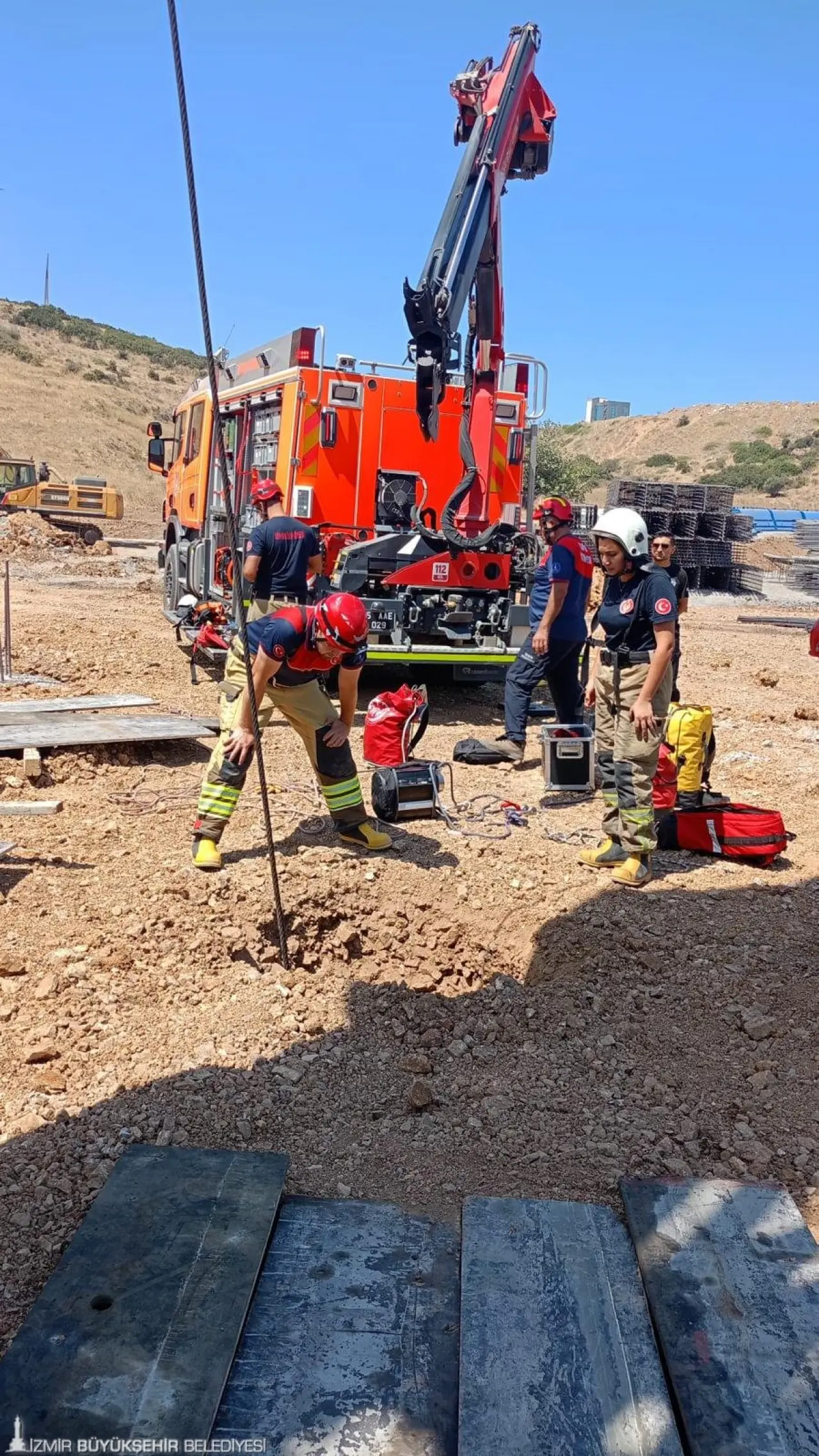 İzmir Büyükşehir Belediyesi İtfaiye Dairesi Başkanlığı ekipleri, Aliağa’da 15 metre derinliğinde fore kazık kuyusuna düşen yurttaşı kurtardı. Hastaneye kaldırılan kişinin sağlık durumunun iyi olduğu öğrenildi. 