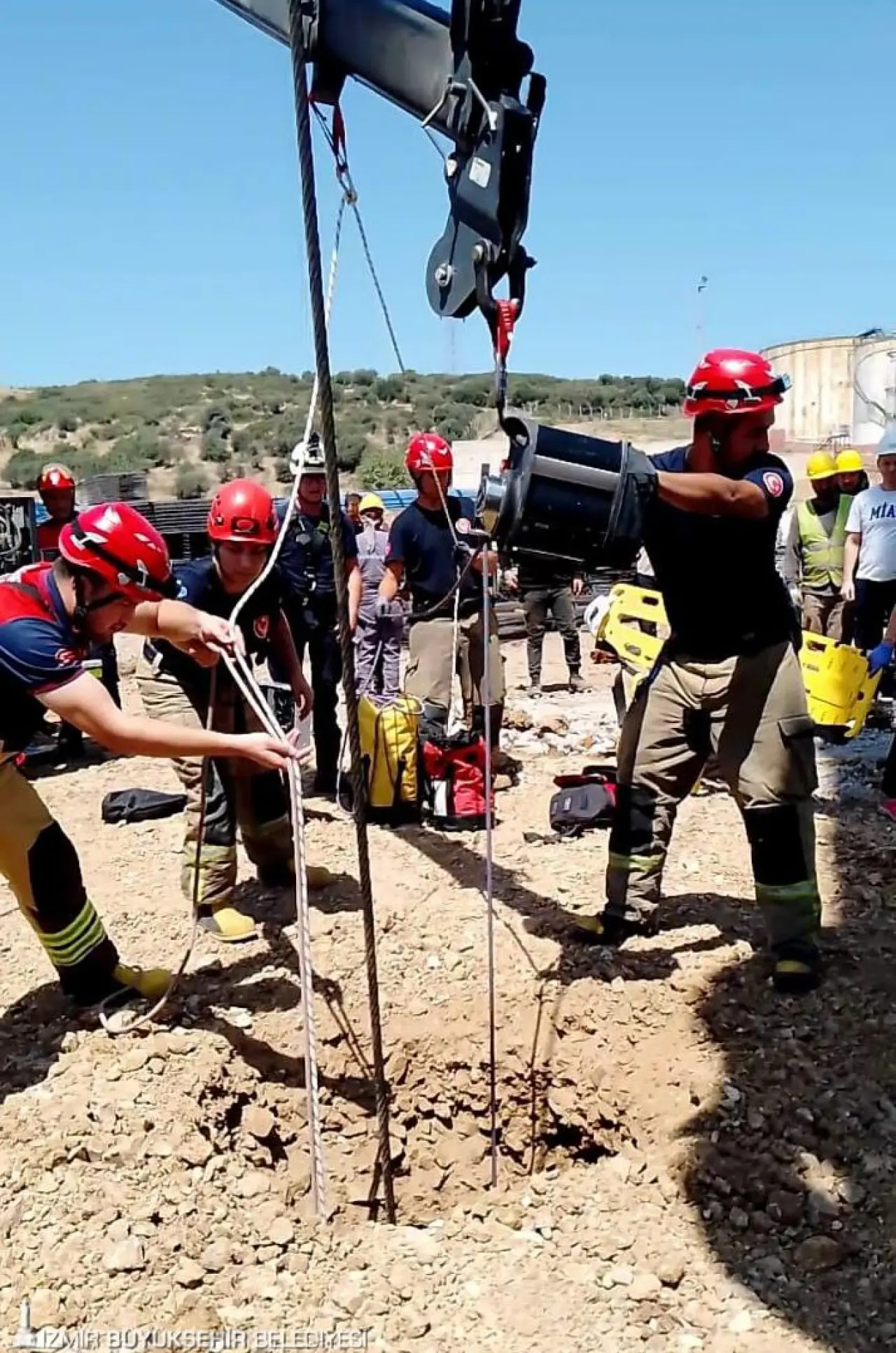 İzmir Büyükşehir Belediyesi İtfaiye Dairesi Başkanlığı ekipleri, Aliağa’da 15 metre derinliğinde fore kazık kuyusuna düşen yurttaşı kurtardı. Hastaneye kaldırılan kişinin sağlık durumunun iyi olduğu öğrenildi. 