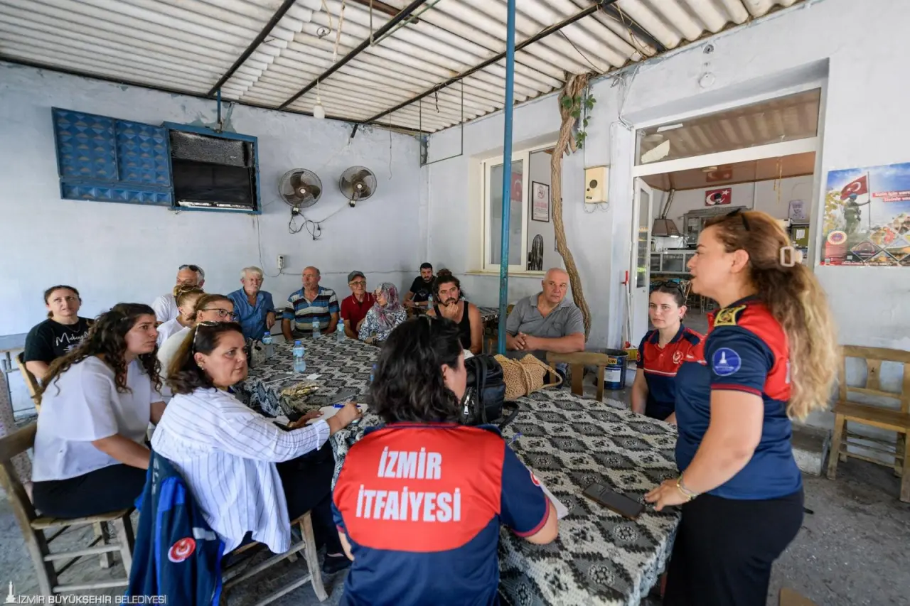 İzmir Büyükşehir Belediyesi’nin dağıttığı su tankerleri, özellikle kırsal bölgelerde yangınların seyrini değiştiriyor. Büyükşehir’den tanker kullanma ve yangınlara müdahale eğitimi alan İzmirli baba ve kızı da mucizeler yaratıyor