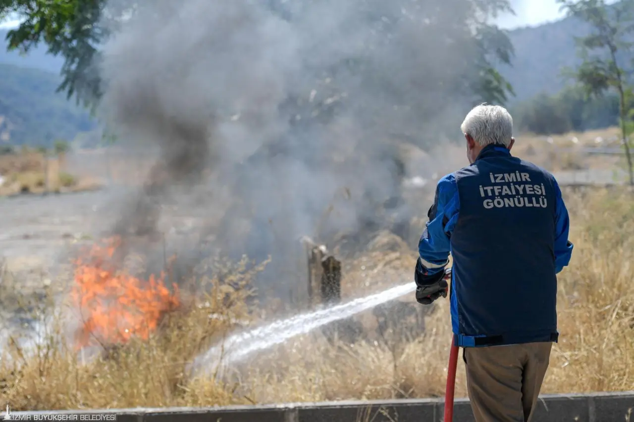 İzmir Büyükşehir Belediyesi’nin dağıttığı su tankerleri, özellikle kırsal bölgelerde yangınların seyrini değiştiriyor. Büyükşehir’den tanker kullanma ve yangınlara müdahale eğitimi alan İzmirli baba ve kızı da mucizeler yaratıyor