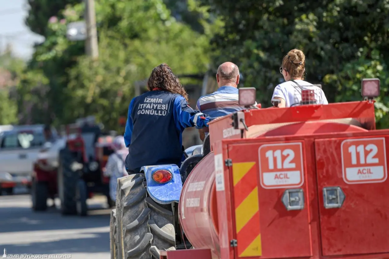 İzmir Büyükşehir Belediyesi’nin dağıttığı su tankerleri, özellikle kırsal bölgelerde yangınların seyrini değiştiriyor. Büyükşehir’den tanker kullanma ve yangınlara müdahale eğitimi alan İzmirli baba ve kızı da mucizeler yaratıyor