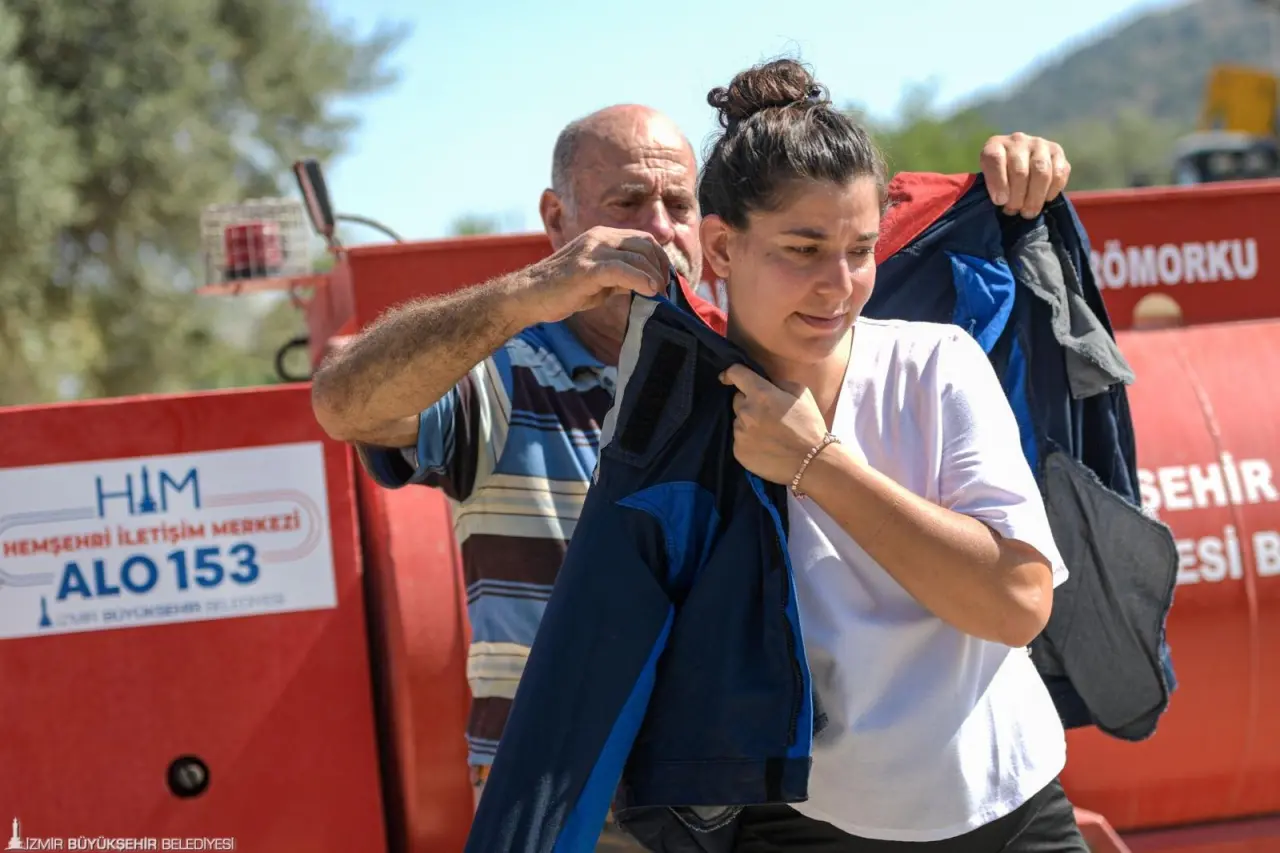 İzmir Büyükşehir Belediyesi’nin dağıttığı su tankerleri, özellikle kırsal bölgelerde yangınların seyrini değiştiriyor. Büyükşehir’den tanker kullanma ve yangınlara müdahale eğitimi alan İzmirli baba ve kızı da mucizeler yaratıyor