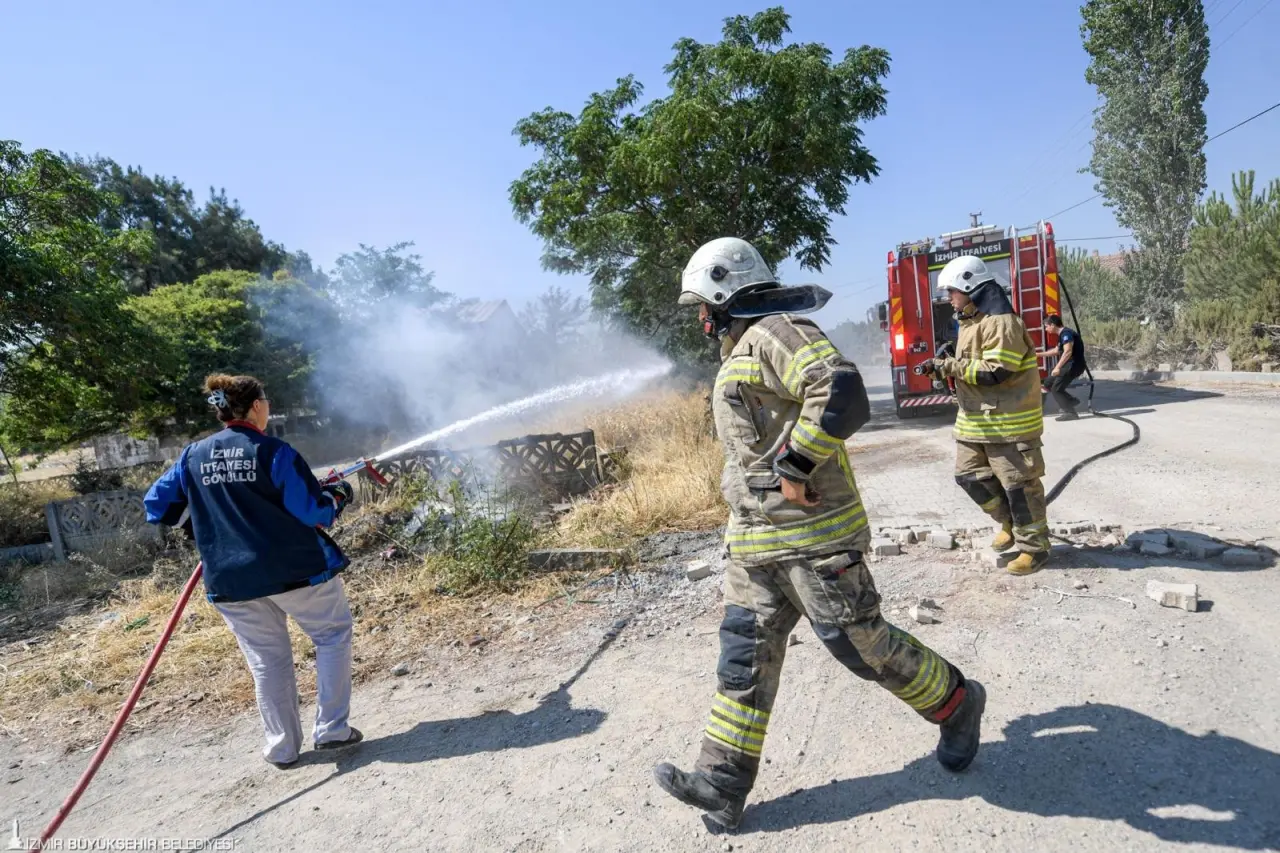İzmir Büyükşehir Belediyesi’nin dağıttığı su tankerleri, özellikle kırsal bölgelerde yangınların seyrini değiştiriyor. Büyükşehir’den tanker kullanma ve yangınlara müdahale eğitimi alan İzmirli baba ve kızı da mucizeler yaratıyor
