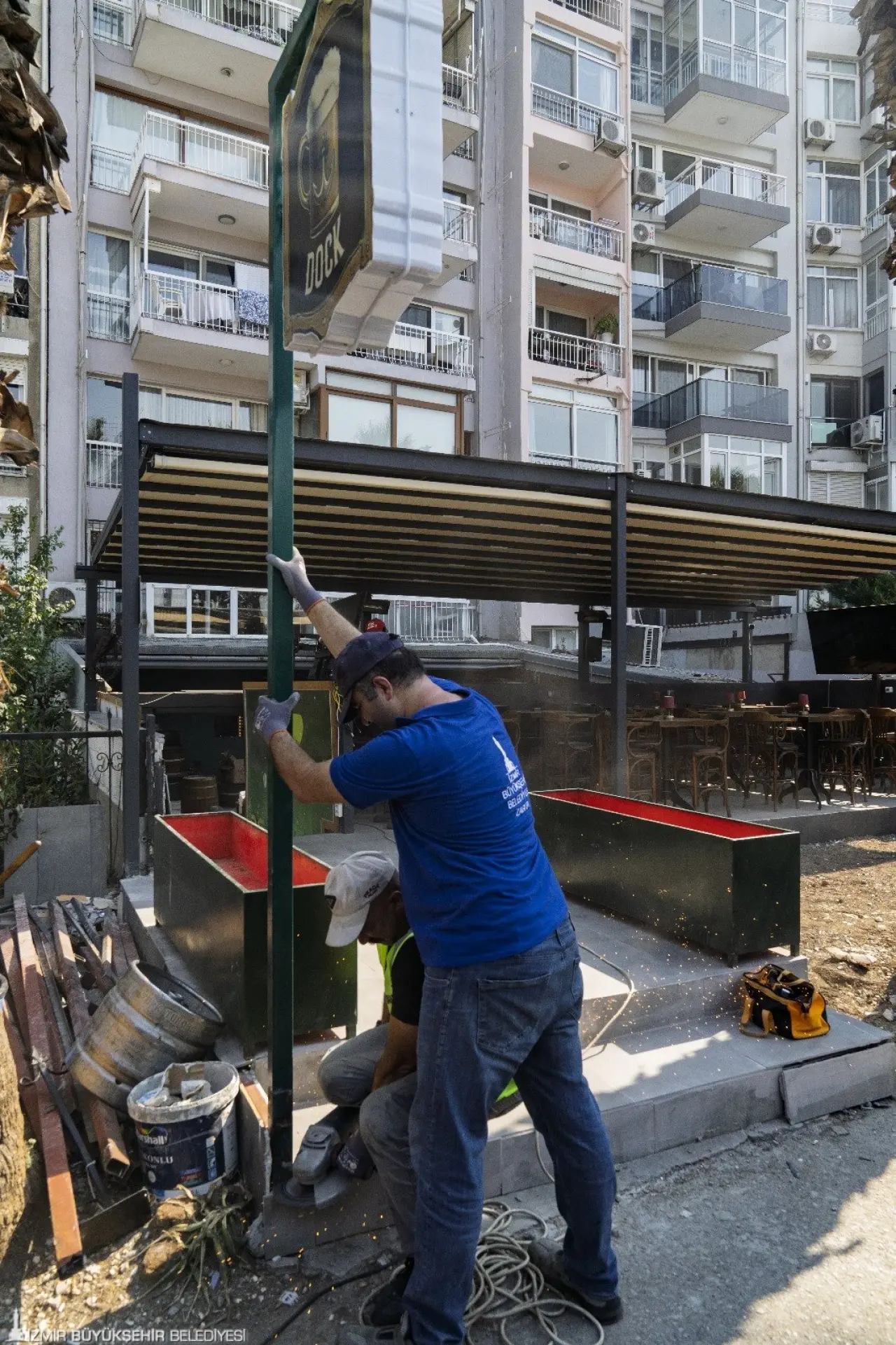 İzmir Büyükşehir Belediyesi Zabıta Dairesi Başkanlığı Denetim Şube Müdürlüğü ekipleri, Güzelyalı’daki işletmeler tarafından hizmet alanına çevrilen yeşil alanlara yönelik çalışma yürüttü. Bölge esnafının da iş birliği ile yeşil alanlardaki işgaller kaldırıldı. Söz konusu alanlar Park ve Bahçeler Dairesi Başkanlığı tarafından düzenlenerek yeniden halkın kullanımına sunulacak.