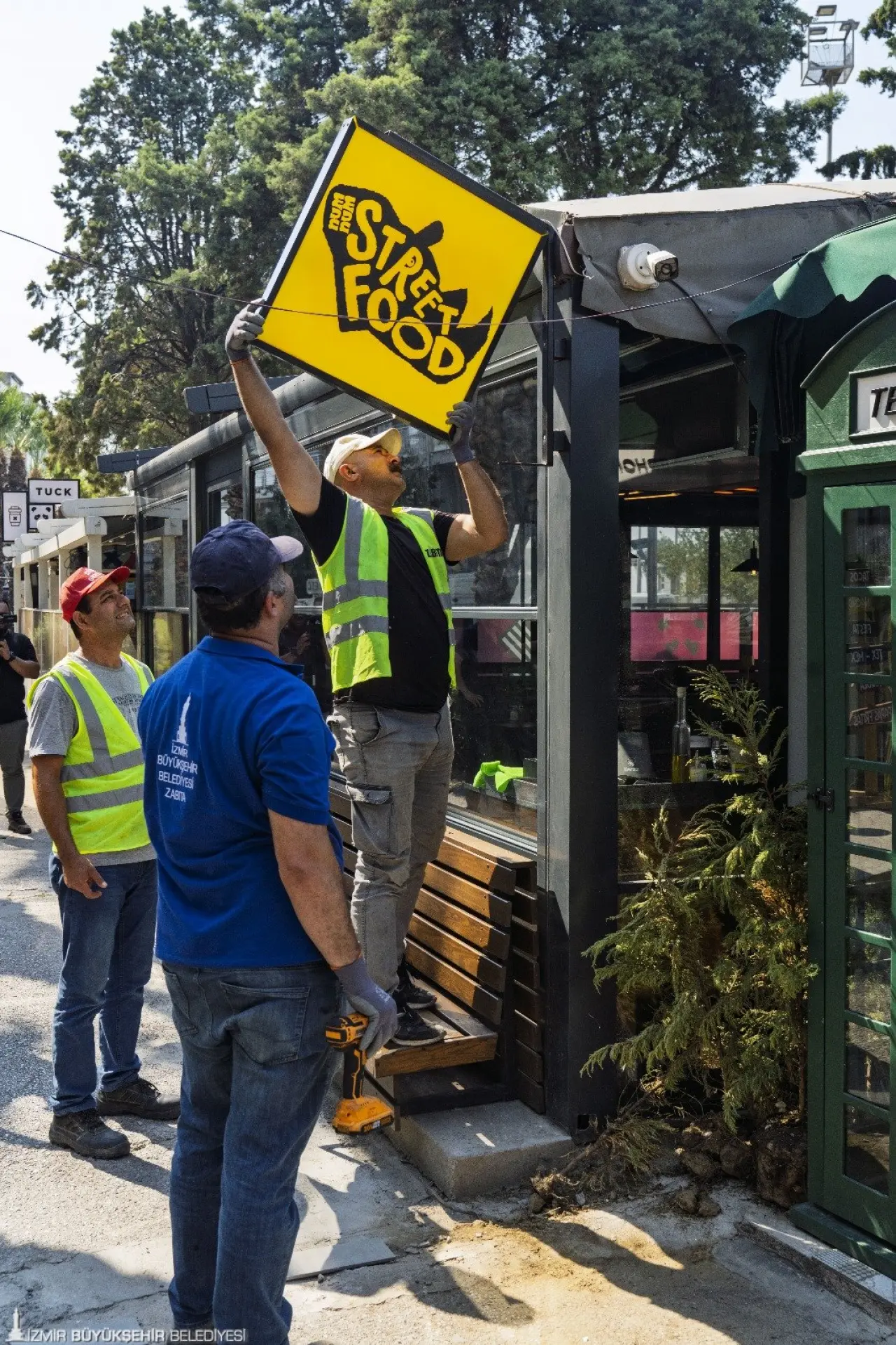 İzmir Büyükşehir Belediyesi Zabıta Dairesi Başkanlığı Denetim Şube Müdürlüğü ekipleri, Güzelyalı’daki işletmeler tarafından hizmet alanına çevrilen yeşil alanlara yönelik çalışma yürüttü. Bölge esnafının da iş birliği ile yeşil alanlardaki işgaller kaldırıldı. Söz konusu alanlar Park ve Bahçeler Dairesi Başkanlığı tarafından düzenlenerek yeniden halkın kullanımına sunulacak.