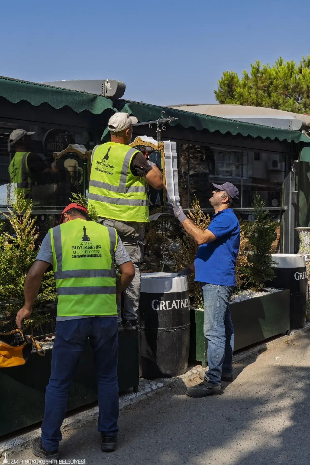 İzmir Büyükşehir Belediyesi Zabıta Dairesi Başkanlığı Denetim Şube Müdürlüğü ekipleri, Güzelyalı’daki işletmeler tarafından hizmet alanına çevrilen yeşil alanlara yönelik çalışma yürüttü. Bölge esnafının da iş birliği ile yeşil alanlardaki işgaller kaldırıldı. Söz konusu alanlar Park ve Bahçeler Dairesi Başkanlığı tarafından düzenlenerek yeniden halkın kullanımına sunulacak.