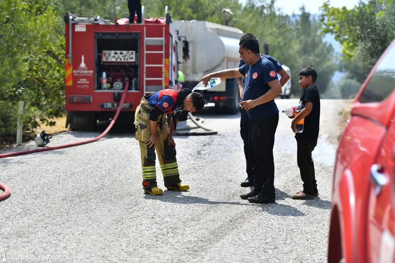 İzmir Büyükşehir Belediyesi İtfaiye Dairesi Başkanlığı ekipleri, bugün iki ilçede alevlere karşı mücadele etti. Bornova ile Urla’da yerleşim yerlerini de tehdit eden yangınlar, büyük ölçüde kontrol altına alındı. Soğutma çalışmaları sürüyor.