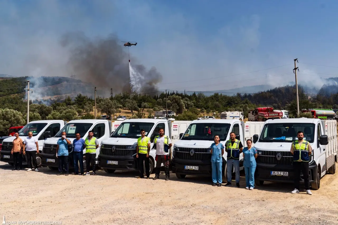 İzmir Büyükşehir Belediyesi İtfaiye Dairesi Başkanlığı ekipleri, bugün iki ilçede alevlere karşı mücadele etti. Bornova ile Urla’da yerleşim yerlerini de tehdit eden yangınlar, büyük ölçüde kontrol altına alındı. Soğutma çalışmaları sürüyor.