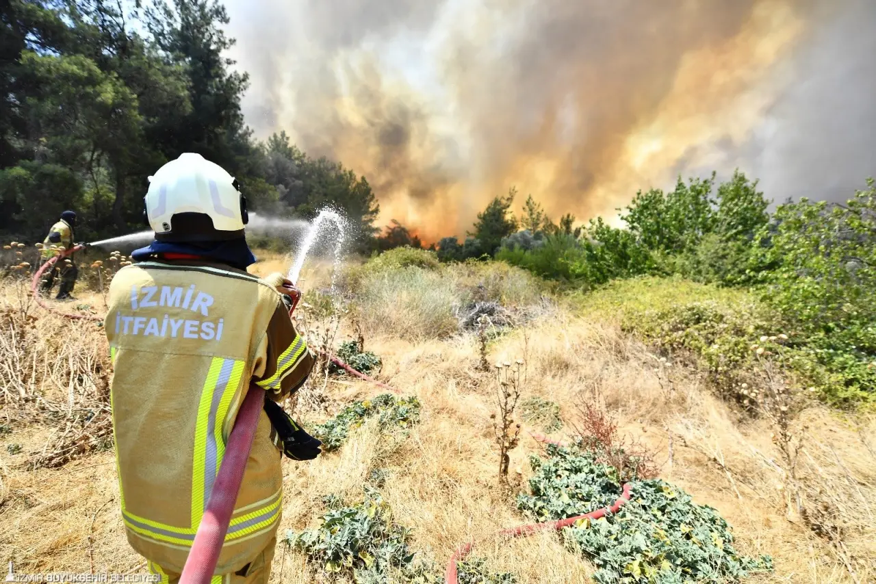 İzmir Büyükşehir Belediyesi İtfaiye Dairesi Başkanlığı ekipleri, Bornova Gökdere Mahallesi yakınlarında başlayan orman yangınına karşı teyakkuza geçti. Çok sayıda ekibin sevk edildiği bölgede, yangının yerleşim yerleri ile geri dönüşüm tesislerini etkilememesi için yoğun mücadele veriliyor.