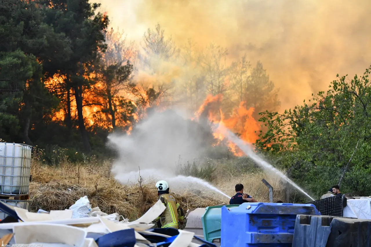 İzmir Büyükşehir Belediyesi İtfaiye Dairesi Başkanlığı ekipleri, Bornova Gökdere Mahallesi yakınlarında başlayan orman yangınına karşı teyakkuza geçti. Çok sayıda ekibin sevk edildiği bölgede, yangının yerleşim yerleri ile geri dönüşüm tesislerini etkilememesi için yoğun mücadele veriliyor.