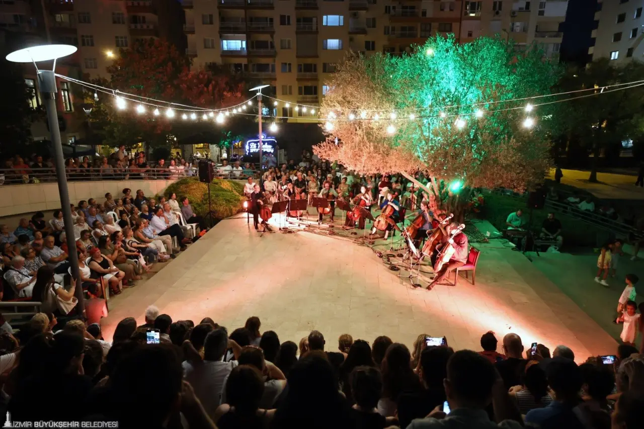İzmir Büyükşehir Belediyesi Ahmed Adnan Saygun Sanat Merkezi’nin (AASSM) bahçesindeki zeytin ağacının altında gerçekleştirilen “Zeytin Altında” konserleri kapsamında sahne alan MAV Cello Ensemble, sanatseverlerde yaz esintisi yaşattı.