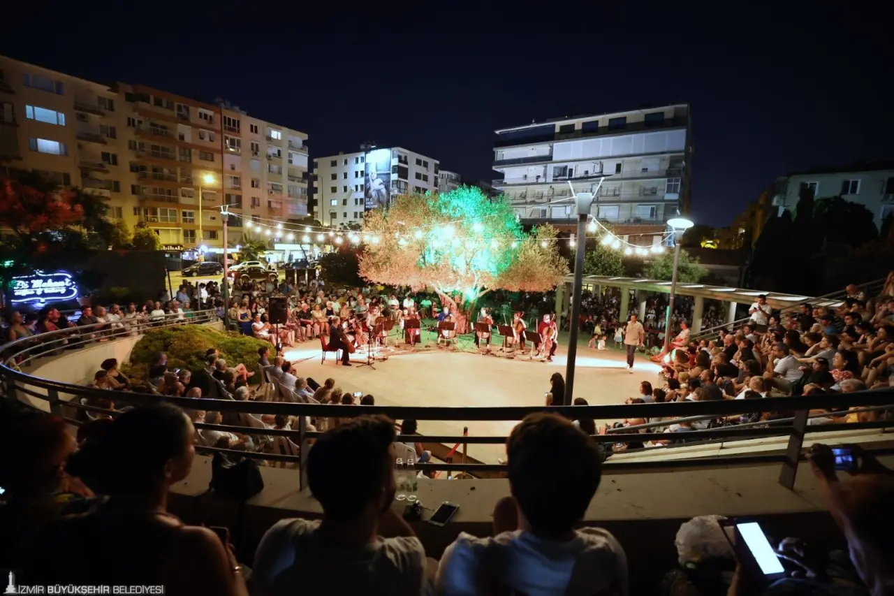 İzmir Büyükşehir Belediyesi Ahmed Adnan Saygun Sanat Merkezi’nin (AASSM) bahçesindeki zeytin ağacının altında gerçekleştirilen “Zeytin Altında” konserleri kapsamında sahne alan MAV Cello Ensemble, sanatseverlerde yaz esintisi yaşattı.