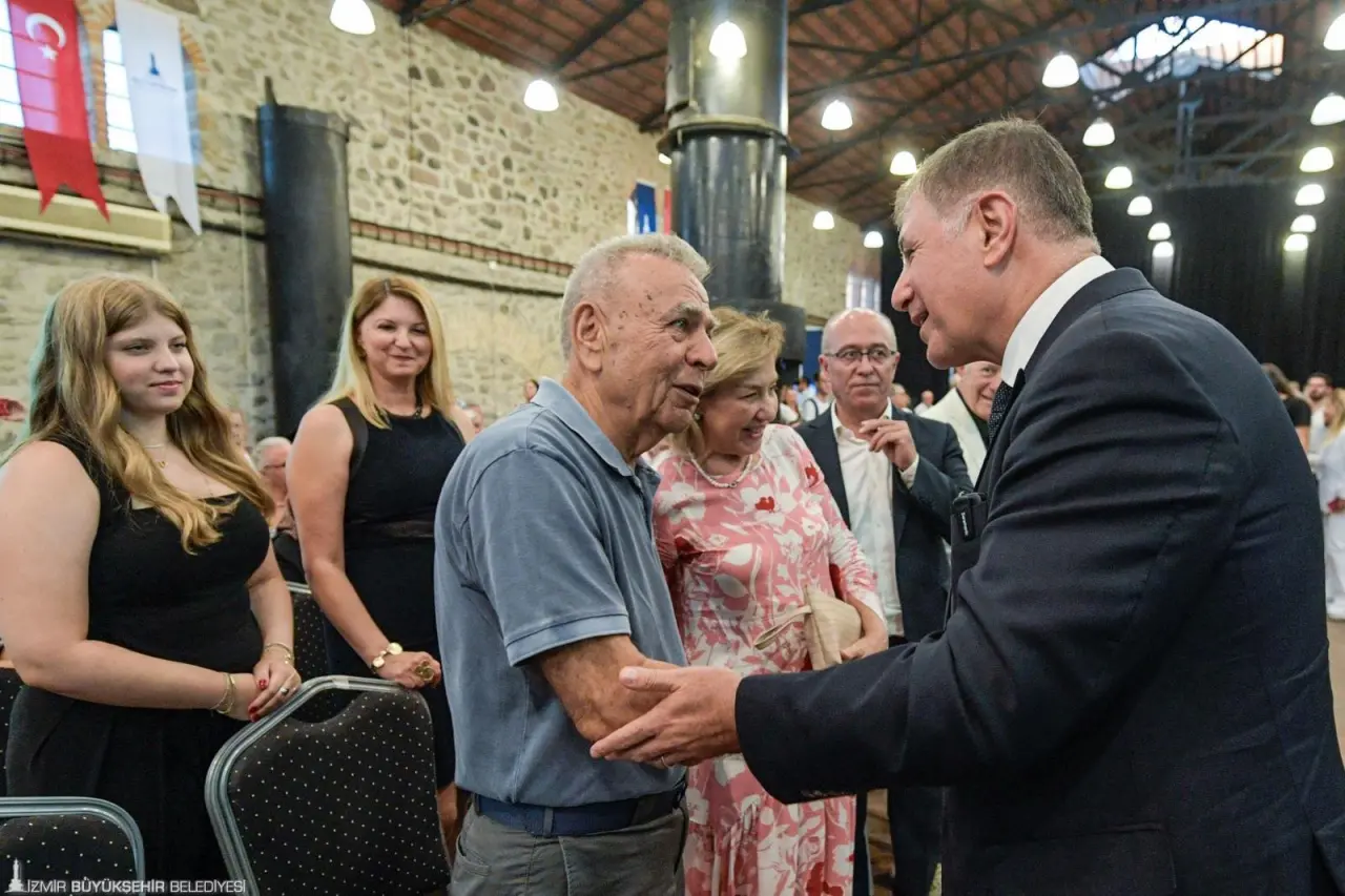 İzmir Gazeteciler Cemiyeti'nin 79'uncu ve 9 Eylül Medya Grubu'nun 13'üncü kuruluş yıl dönümü kapsamında düzenlenen Şehit Gazeteci Hasan Tahsin Gazetecilik Yarışması’nın ödül töreninde konuşan İzmir Büyükşehir Belediye Başkanı Dr. Cemil Tugay,  demokrasi ve basın özgürlüğünün önemine dikkat çekti. Başkan Tugay, “Basının özgür olmadığı bir yerde halk asla özgür olamaz. Basının susturulduğu yerde halk susturulmuş demektir. Gerçeğin üzerinin örtüldüğü, örtülmeye çalışıldığı yerde demokrasinin ışığı kararır, aydınlığı söner” dedi.