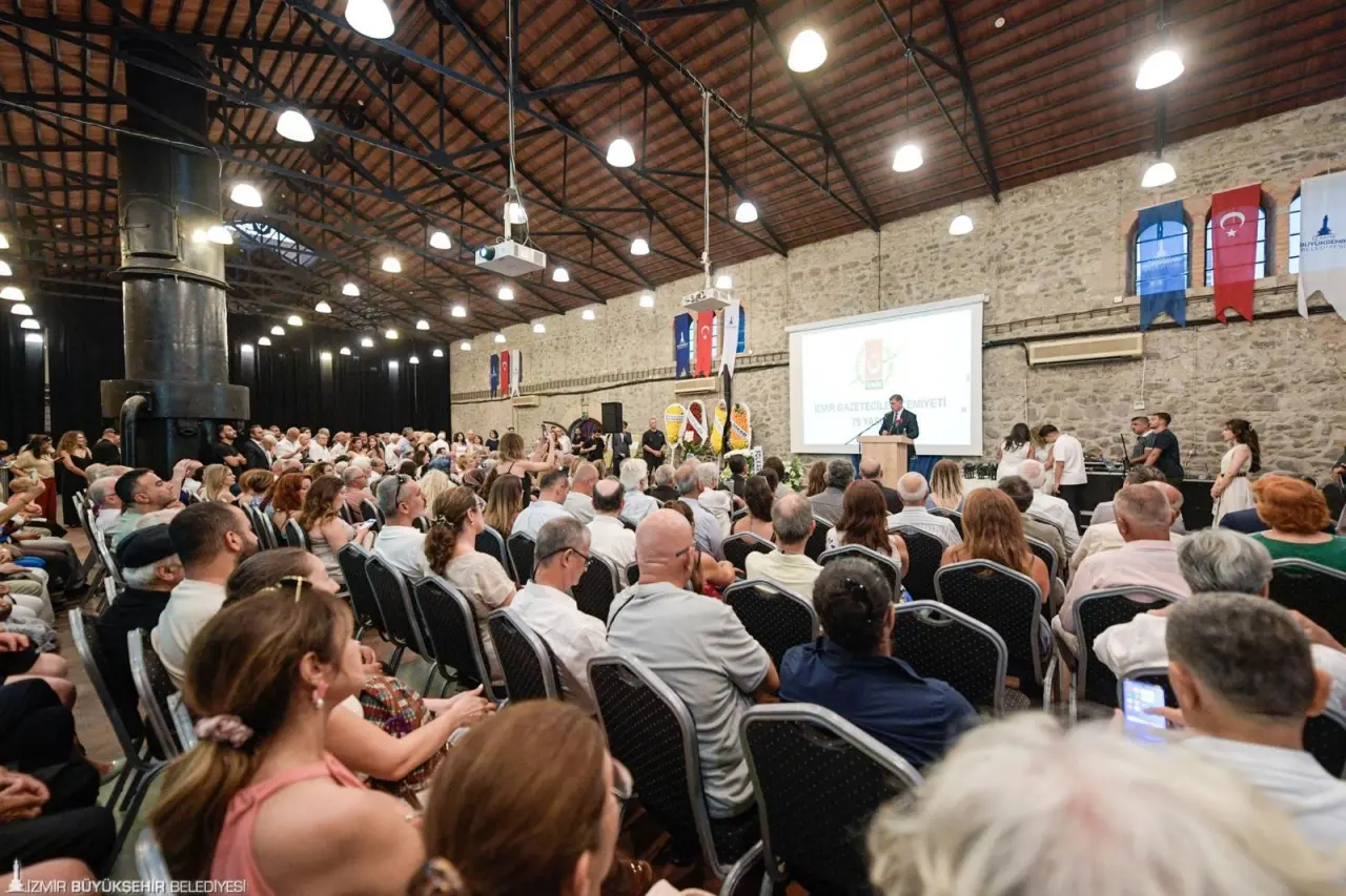 İzmir Gazeteciler Cemiyeti'nin 79'uncu ve 9 Eylül Medya Grubu'nun 13'üncü kuruluş yıl dönümü kapsamında düzenlenen Şehit Gazeteci Hasan Tahsin Gazetecilik Yarışması’nın ödül töreninde konuşan İzmir Büyükşehir Belediye Başkanı Dr. Cemil Tugay,  demokrasi ve basın özgürlüğünün önemine dikkat çekti. Başkan Tugay, “Basının özgür olmadığı bir yerde halk asla özgür olamaz. Basının susturulduğu yerde halk susturulmuş demektir. Gerçeğin üzerinin örtüldüğü, örtülmeye çalışıldığı yerde demokrasinin ışığı kararır, aydınlığı söner” dedi.