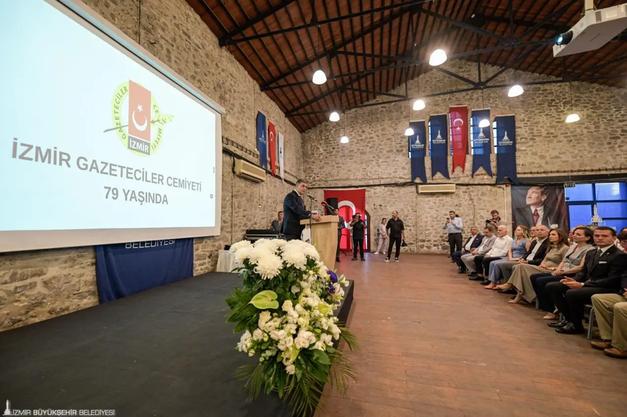 İzmir Gazeteciler Cemiyeti'nin 79'uncu ve 9 Eylül Medya Grubu'nun 13'üncü kuruluş yıl dönümü kapsamında düzenlenen Şehit Gazeteci Hasan Tahsin Gazetecilik Yarışması’nın ödül töreninde konuşan İzmir Büyükşehir Belediye Başkanı Dr. Cemil Tugay,  demokrasi ve basın özgürlüğünün önemine dikkat çekti. Başkan Tugay, “Basının özgür olmadığı bir yerde halk asla özgür olamaz. Basının susturulduğu yerde halk susturulmuş demektir. Gerçeğin üzerinin örtüldüğü, örtülmeye çalışıldığı yerde demokrasinin ışığı kararır, aydınlığı söner” dedi.