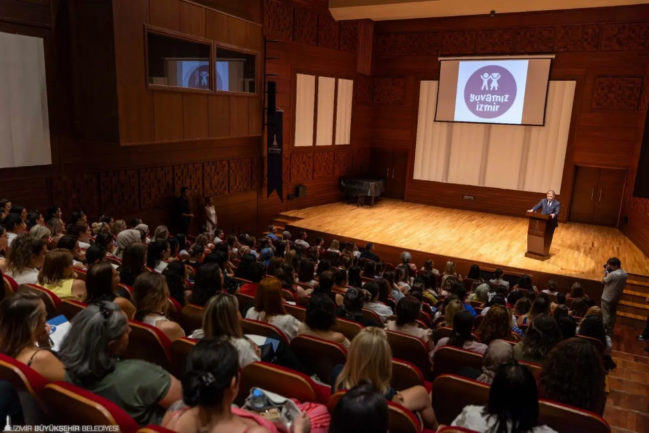 Yuvamız İzmir Çocuk Etkinlik Merkezleri Hizmet İçi Eğitim Semineri’nde konuşan İzmir Büyükşehir Belediye Başkanı Dr. Cemil Tugay, merkezlerin aylık ücretlerini 4 bin TL’ye düşürdüklerini açıkladı. 
