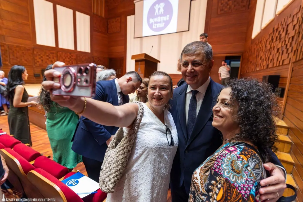 Yuvamız İzmir Çocuk Etkinlik Merkezleri Hizmet İçi Eğitim Semineri’nde konuşan İzmir Büyükşehir Belediye Başkanı Dr. Cemil Tugay, merkezlerin aylık ücretlerini 4 bin TL’ye düşürdüklerini açıkladı. 