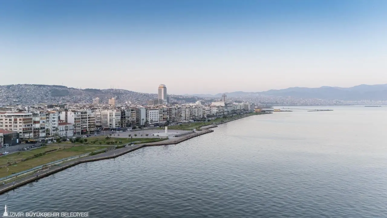 Uluslararası kredi derecelendirme kuruluşu Moody’s, İzmir Büyükşehir Belediyesi’nin ulusal ölçek uzun vadeli kredi notunu “Aaa” seviyesine yükseltti. Bu not, Moody’s’in Türkiye için verdiği en yüksek ulusal kredi notu oldu.