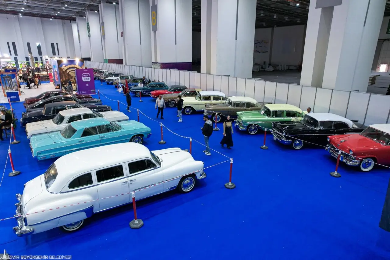 İzmir Büyükşehir Belediyesi iştiraki İZFAŞ tarafından yönetilen Fuar İzmir’de gerçekleştirilen fuarlar, Türkiye ekonomisine ve özellikle ihracata doğrudan katkı sağlıyor. Fuar İzmir’de düzenlenen uluslararası nitelikli fuarlar sayesinde, firmalar yeni pazarlara açılıyor, ticari iş birlikleri kuruluyor ve ülke markası global ölçekte tanıtılıyor. Alım heyeti programları ve sektörel B2B görüşmeleri ile fuar alanı sadece bir sergileme değil, aynı zamanda bir ticaret platformu olarak konumlanıyor.