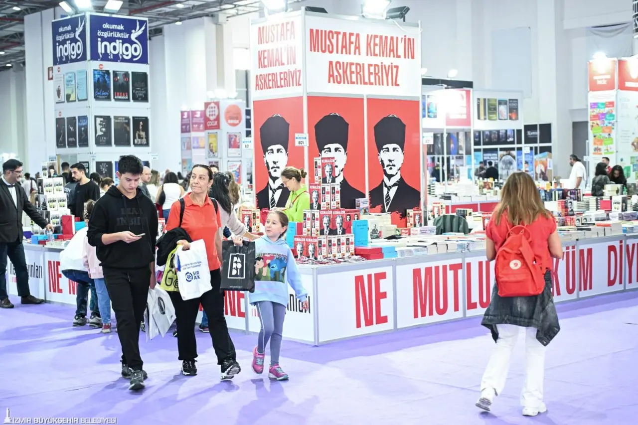 İzmir Büyükşehir Belediyesi iştiraki İZFAŞ tarafından yönetilen Fuar İzmir’de gerçekleştirilen fuarlar, Türkiye ekonomisine ve özellikle ihracata doğrudan katkı sağlıyor. Fuar İzmir’de düzenlenen uluslararası nitelikli fuarlar sayesinde, firmalar yeni pazarlara açılıyor, ticari iş birlikleri kuruluyor ve ülke markası global ölçekte tanıtılıyor. Alım heyeti programları ve sektörel B2B görüşmeleri ile fuar alanı sadece bir sergileme değil, aynı zamanda bir ticaret platformu olarak konumlanıyor.