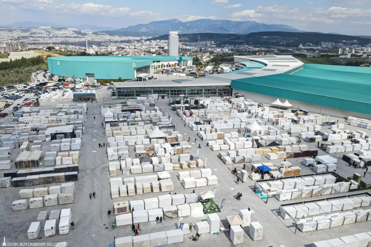 İzmir Büyükşehir Belediyesi iştiraki İZFAŞ tarafından yönetilen Fuar İzmir’de gerçekleştirilen fuarlar, Türkiye ekonomisine ve özellikle ihracata doğrudan katkı sağlıyor. Fuar İzmir’de düzenlenen uluslararası nitelikli fuarlar sayesinde, firmalar yeni pazarlara açılıyor, ticari iş birlikleri kuruluyor ve ülke markası global ölçekte tanıtılıyor. Alım heyeti programları ve sektörel B2B görüşmeleri ile fuar alanı sadece bir sergileme değil, aynı zamanda bir ticaret platformu olarak konumlanıyor.