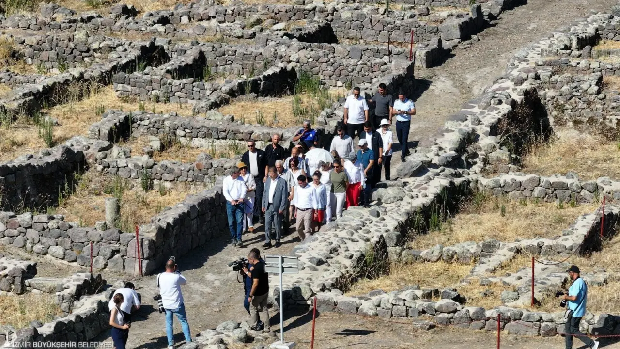 İzmir Büyükşehir Belediye Başkanı Dr. Cemil Tugay, Büyükşehir tarafından bu yıl da desteklenmeye devam edilen Eski Smyrna Bayraklı Höyüğü Örenyeri’ndeki kazı çalışmalarını yerinde inceledi.