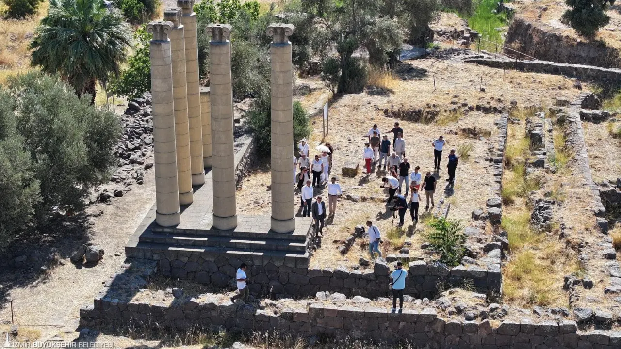 İzmir Büyükşehir Belediye Başkanı Dr. Cemil Tugay, Büyükşehir tarafından bu yıl da desteklenmeye devam edilen Eski Smyrna Bayraklı Höyüğü Örenyeri’ndeki kazı çalışmalarını yerinde inceledi.