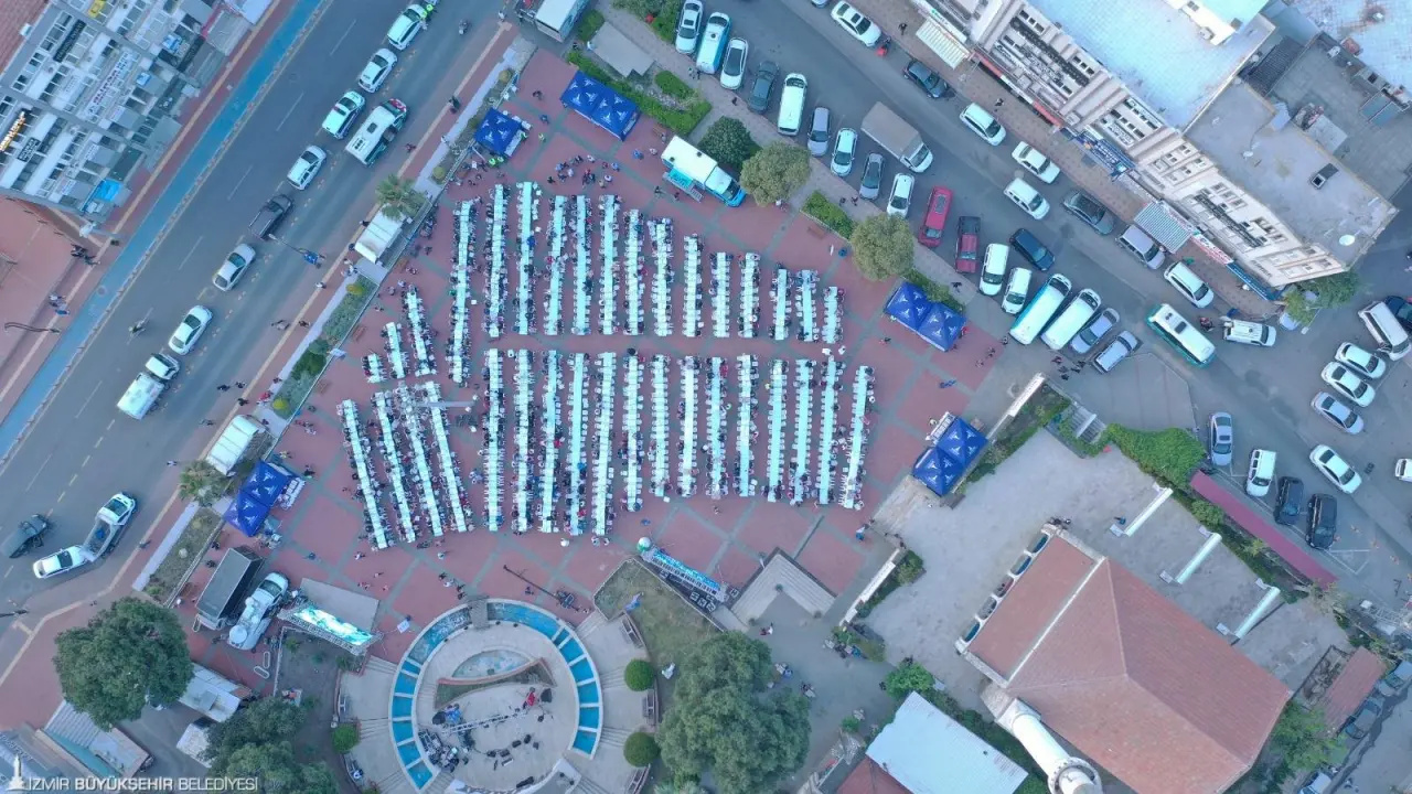 İzmir Büyükşehir Belediyesi Aliağa’nın simgesi Demokrasi Meydanı’nın yenileme çalışmaları için düğmeye bastı. Demokrasi Meydanı’nı tarihi kimliğiyle uyumlu, çağdaş ve yaşanabilir bir meydana dönüştürecek dokunuş için proje çalışmaları başlatıldı. 2026 yılında hayata geçirilmesi planlanan projeyle tarihi ve yeşil doku ön plana çıkarılacak. 