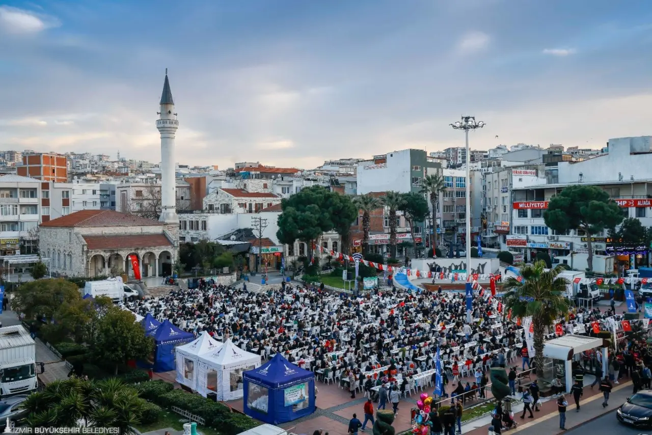 İzmir Büyükşehir Belediyesi Aliağa’nın simgesi Demokrasi Meydanı’nın yenileme çalışmaları için düğmeye bastı. Demokrasi Meydanı’nı tarihi kimliğiyle uyumlu, çağdaş ve yaşanabilir bir meydana dönüştürecek dokunuş için proje çalışmaları başlatıldı. 2026 yılında hayata geçirilmesi planlanan projeyle tarihi ve yeşil doku ön plana çıkarılacak. 