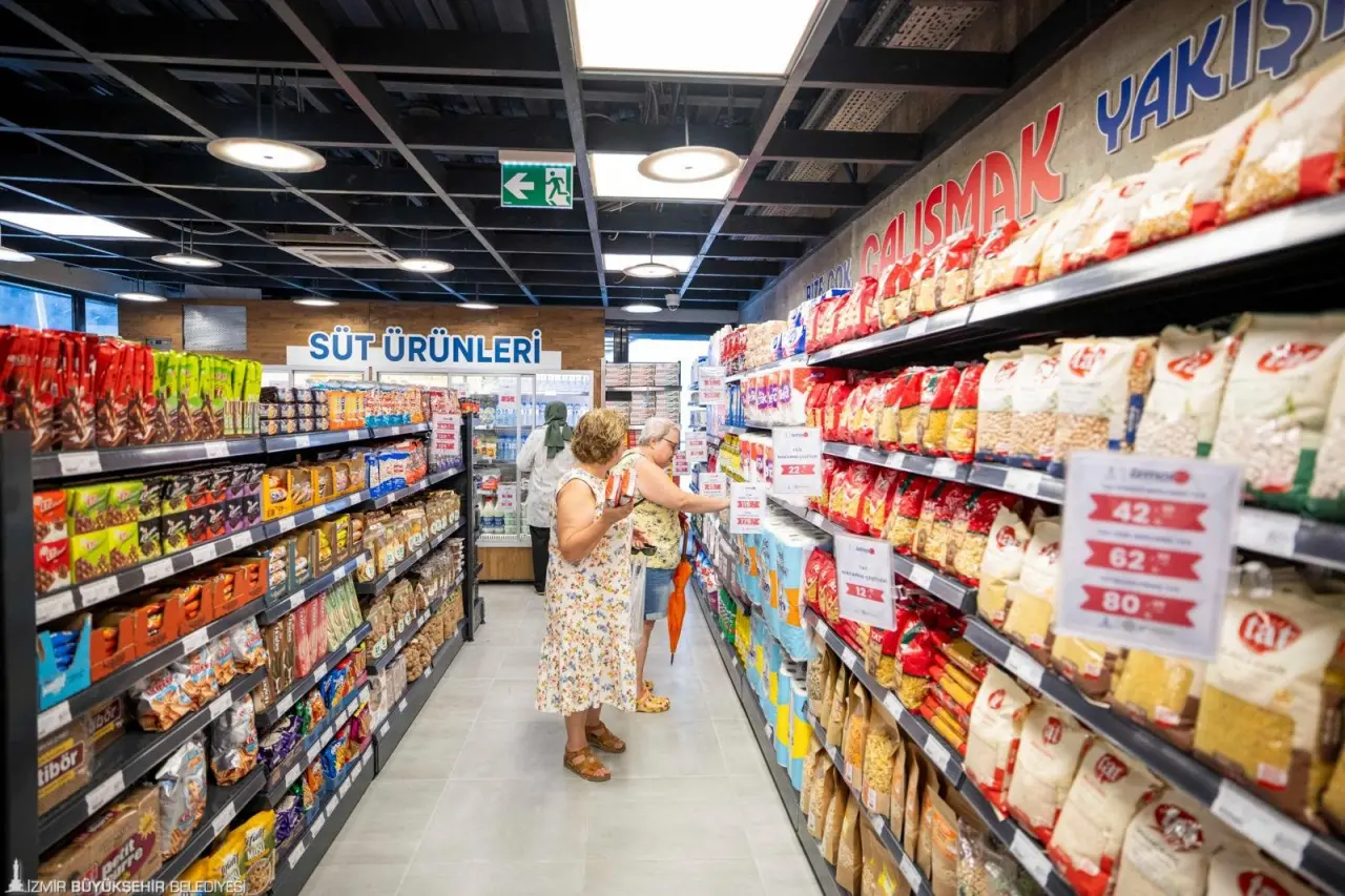 İzmir Büyükşehir Belediyesi’nin tanzim satış mağazaları İZMAR,  dokuzuncu şubesini Tarihi Kemeraltı Çarşısı’nda hizmete açtı. Açıldığı andan itibaren yurttaşların büyük ilgi gösterdiği market Balıkçılar Meydanı’nda hizmet veriyor. İZMAR’ın Gümüşpala ve Aliağa şubelerinin açılışı için hazırlıklar sürüyor.