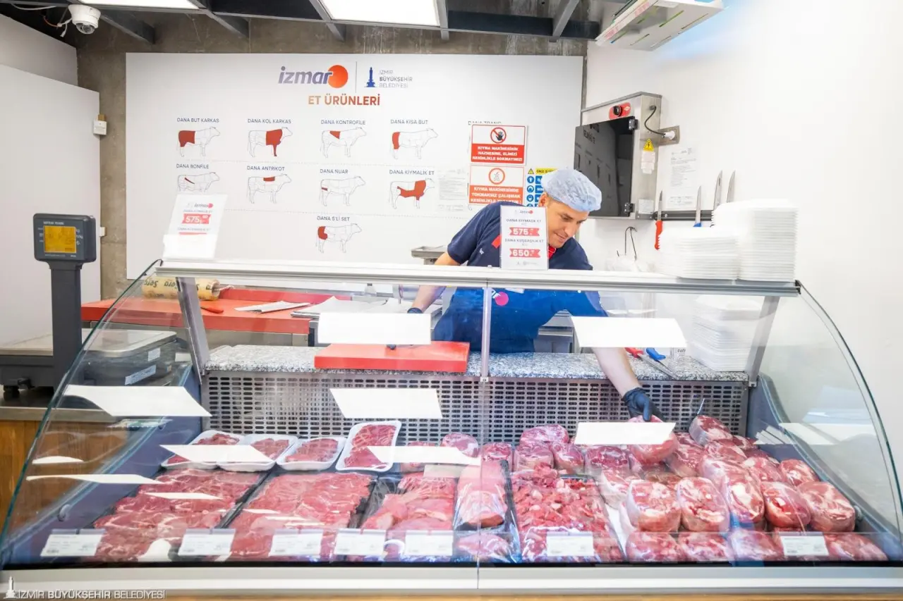 İzmir Büyükşehir Belediyesi’nin tanzim satış mağazaları İZMAR,  dokuzuncu şubesini Tarihi Kemeraltı Çarşısı’nda hizmete açtı. Açıldığı andan itibaren yurttaşların büyük ilgi gösterdiği market Balıkçılar Meydanı’nda hizmet veriyor. İZMAR’ın Gümüşpala ve Aliağa şubelerinin açılışı için hazırlıklar sürüyor.