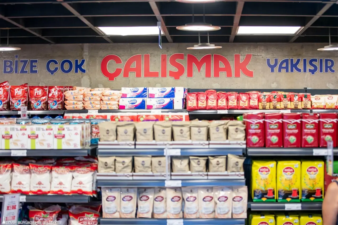 İzmir Büyükşehir Belediyesi’nin tanzim satış mağazaları İZMAR,  dokuzuncu şubesini Tarihi Kemeraltı Çarşısı’nda hizmete açtı. Açıldığı andan itibaren yurttaşların büyük ilgi gösterdiği market Balıkçılar Meydanı’nda hizmet veriyor. İZMAR’ın Gümüşpala ve Aliağa şubelerinin açılışı için hazırlıklar sürüyor.