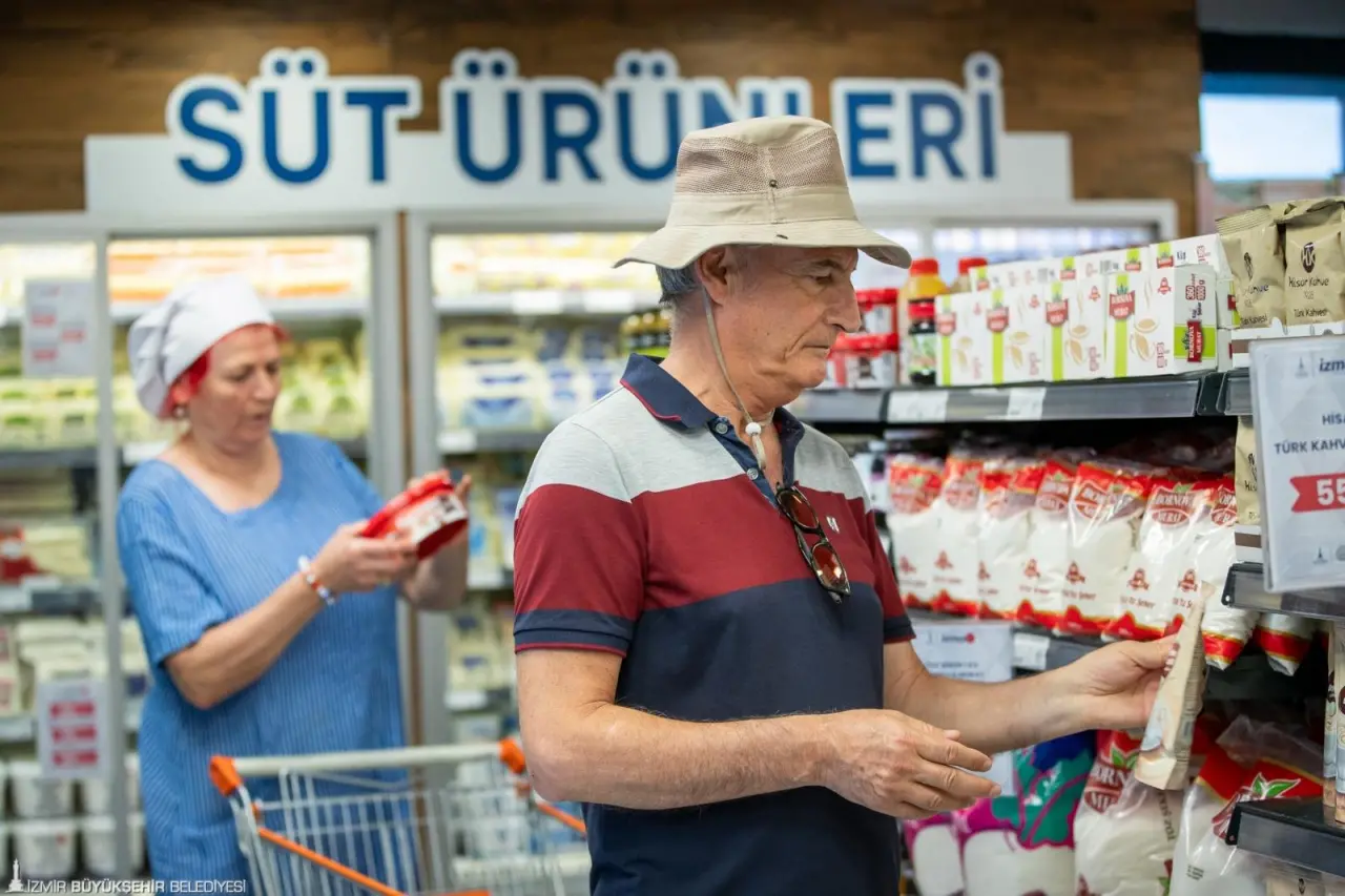 İzmir Büyükşehir Belediyesi’nin tanzim satış mağazaları İZMAR,  dokuzuncu şubesini Tarihi Kemeraltı Çarşısı’nda hizmete açtı. Açıldığı andan itibaren yurttaşların büyük ilgi gösterdiği market Balıkçılar Meydanı’nda hizmet veriyor. İZMAR’ın Gümüşpala ve Aliağa şubelerinin açılışı için hazırlıklar sürüyor.