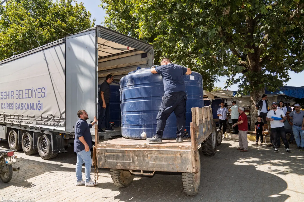 İzmir Büyükşehir Belediyesi, orman yangınlarında en çok yara alan Ödemiş’in köylerinde su deposu dağıtımına başladı. Tarımsal ve hayvansal üretimin devamlılığını sağlamak için büyük öneme sahip su depoları yangından zarar gören tüm üreticilere ulaştırılmaya devam edecek.
