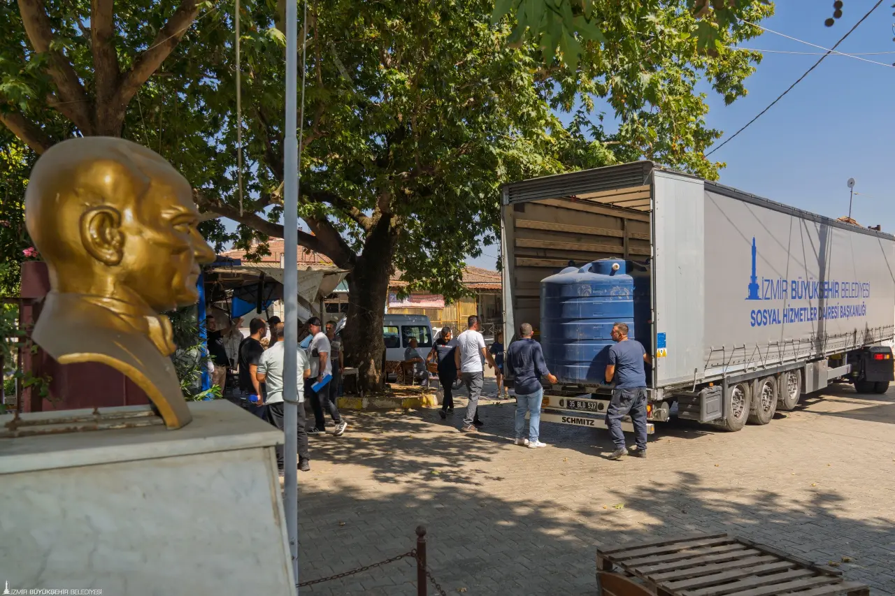 İzmir Büyükşehir Belediyesi, orman yangınlarında en çok yara alan Ödemiş’in köylerinde su deposu dağıtımına başladı. Tarımsal ve hayvansal üretimin devamlılığını sağlamak için büyük öneme sahip su depoları yangından zarar gören tüm üreticilere ulaştırılmaya devam edecek.