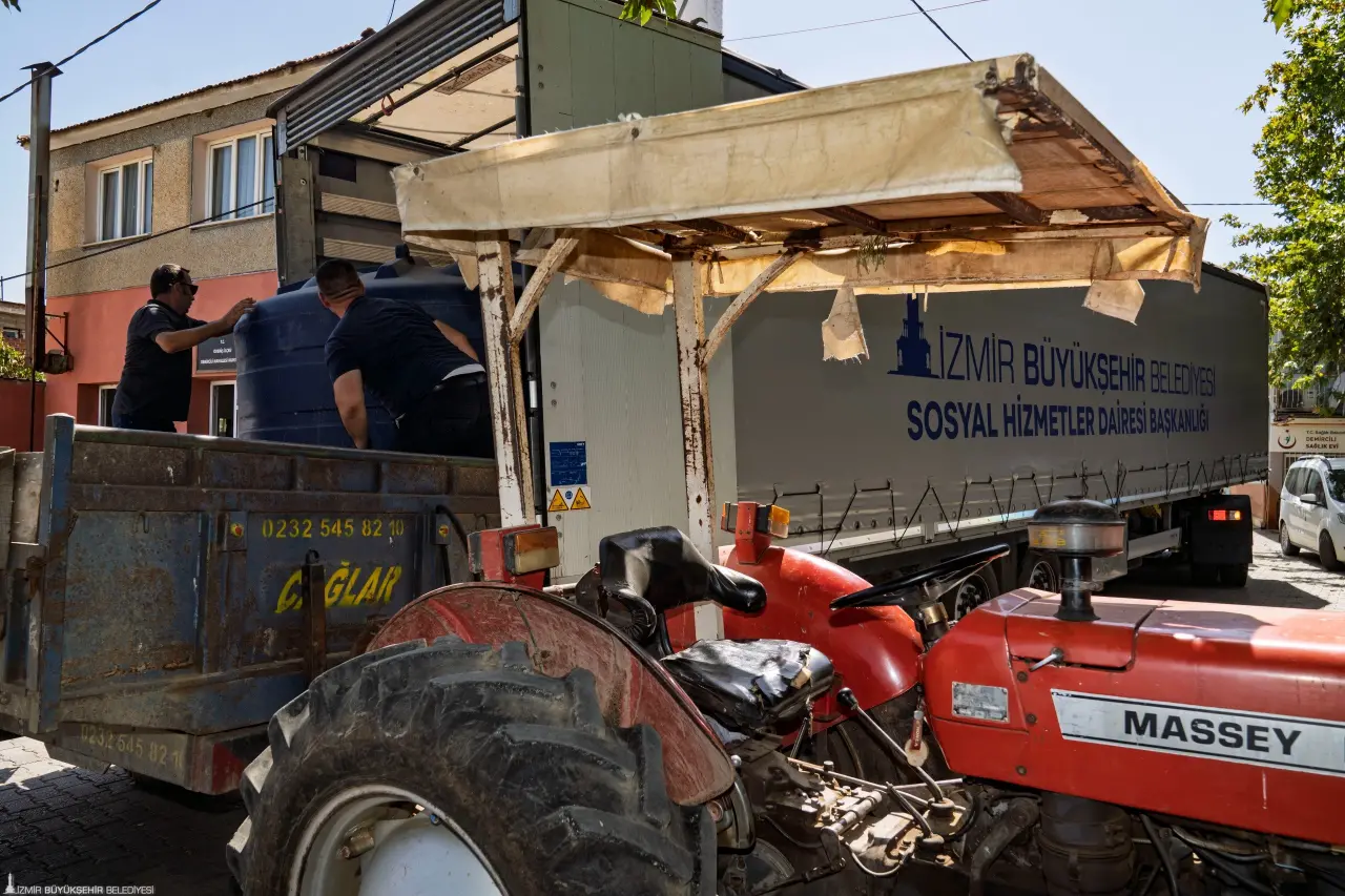 İzmir Büyükşehir Belediyesi, orman yangınlarında en çok yara alan Ödemiş’in köylerinde su deposu dağıtımına başladı. Tarımsal ve hayvansal üretimin devamlılığını sağlamak için büyük öneme sahip su depoları yangından zarar gören tüm üreticilere ulaştırılmaya devam edecek.