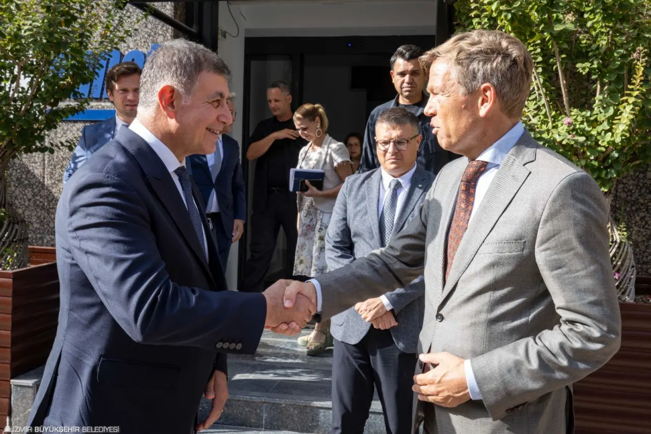 İzmir Büyükşehir Belediye Başkanı Dr. Cemil Tugay, Hollanda’nın Ankara Büyükelçisi Joep Wijnands ve Hollanda İzmir Fahri Konsolosu Oğuz Özkardeş’i ağırladı. Görüşmede, iki ülke arasındaki dostane ilişkilerin yerel düzeyde güçlendirilmesi hedefi doğrultusunda, özellikle su yönetimi, Körfez temizliği ve tarım gibi alanlarda iş birliği olanakları ele alındı.