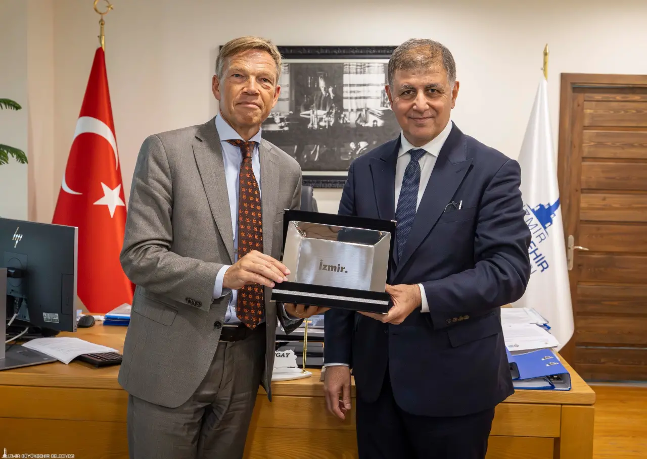 İzmir Büyükşehir Belediye Başkanı Dr. Cemil Tugay, Hollanda’nın Ankara Büyükelçisi Joep Wijnands ve Hollanda İzmir Fahri Konsolosu Oğuz Özkardeş’i ağırladı. Görüşmede, iki ülke arasındaki dostane ilişkilerin yerel düzeyde güçlendirilmesi hedefi doğrultusunda, özellikle su yönetimi, Körfez temizliği ve tarım gibi alanlarda iş birliği olanakları ele alındı.