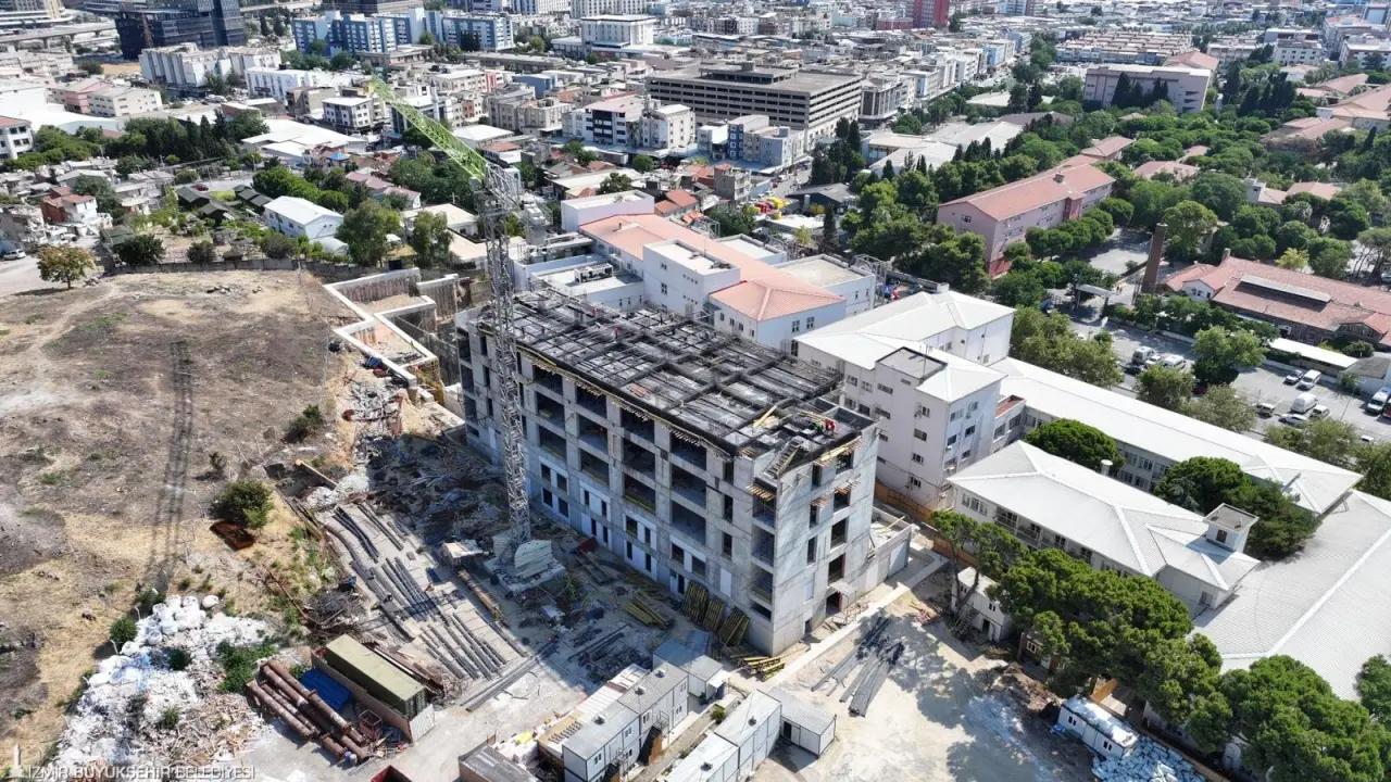 İzmir Büyükşehir Belediyesi’nin 549 milyon liralık yatırımla hayata geçirdiği Eşrefpaşa Hastanesi ek hizmet binasında beşinci katın beton dökümü sürüyor. Depreme dayanıklı inşa edilen yapının 2025 yılı sonunda tamamlanması hedefleniyor.