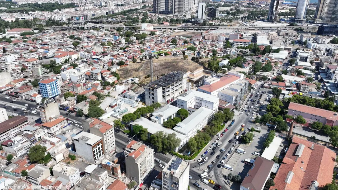 İzmir Büyükşehir Belediyesi’nin 549 milyon liralık yatırımla hayata geçirdiği Eşrefpaşa Hastanesi ek hizmet binasında beşinci katın beton dökümü sürüyor. Depreme dayanıklı inşa edilen yapının 2025 yılı sonunda tamamlanması hedefleniyor.