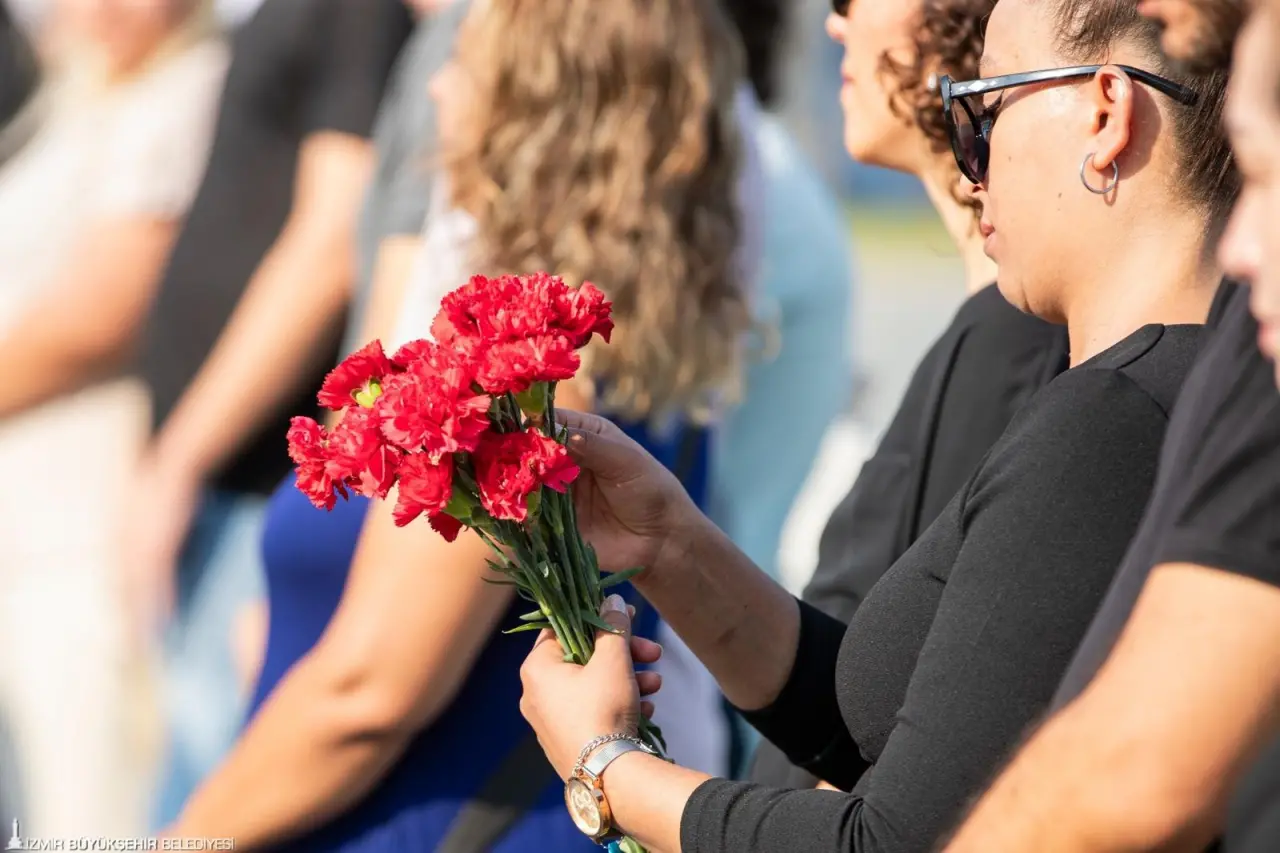 İzmir Büyükşehir Belediyesi, İkinci Dünya Savaşı’nda Nazi yönetimi tarafından gerçekleştirilen Roman Soykırımı Porajmos’u unutmadı. Soykırımın 81’inci yılında Cumhuriyet Meydanı’ndan İzmir Körfezi’ne kırmızı karanfil bırakıldı.  