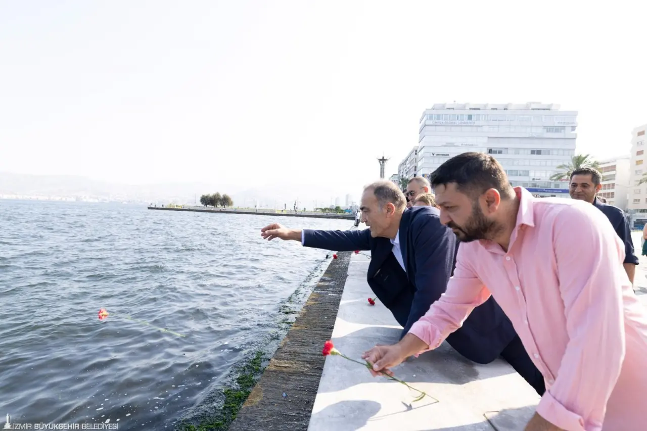 İzmir Büyükşehir Belediyesi, İkinci Dünya Savaşı’nda Nazi yönetimi tarafından gerçekleştirilen Roman Soykırımı Porajmos’u unutmadı. Soykırımın 81’inci yılında Cumhuriyet Meydanı’ndan İzmir Körfezi’ne kırmızı karanfil bırakıldı.  