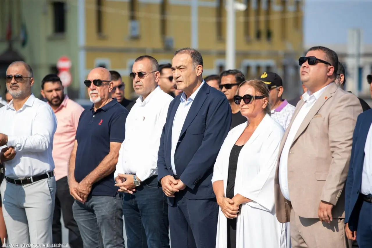 İzmir Büyükşehir Belediyesi, İkinci Dünya Savaşı’nda Nazi yönetimi tarafından gerçekleştirilen Roman Soykırımı Porajmos’u unutmadı. Soykırımın 81’inci yılında Cumhuriyet Meydanı’ndan İzmir Körfezi’ne kırmızı karanfil bırakıldı.  