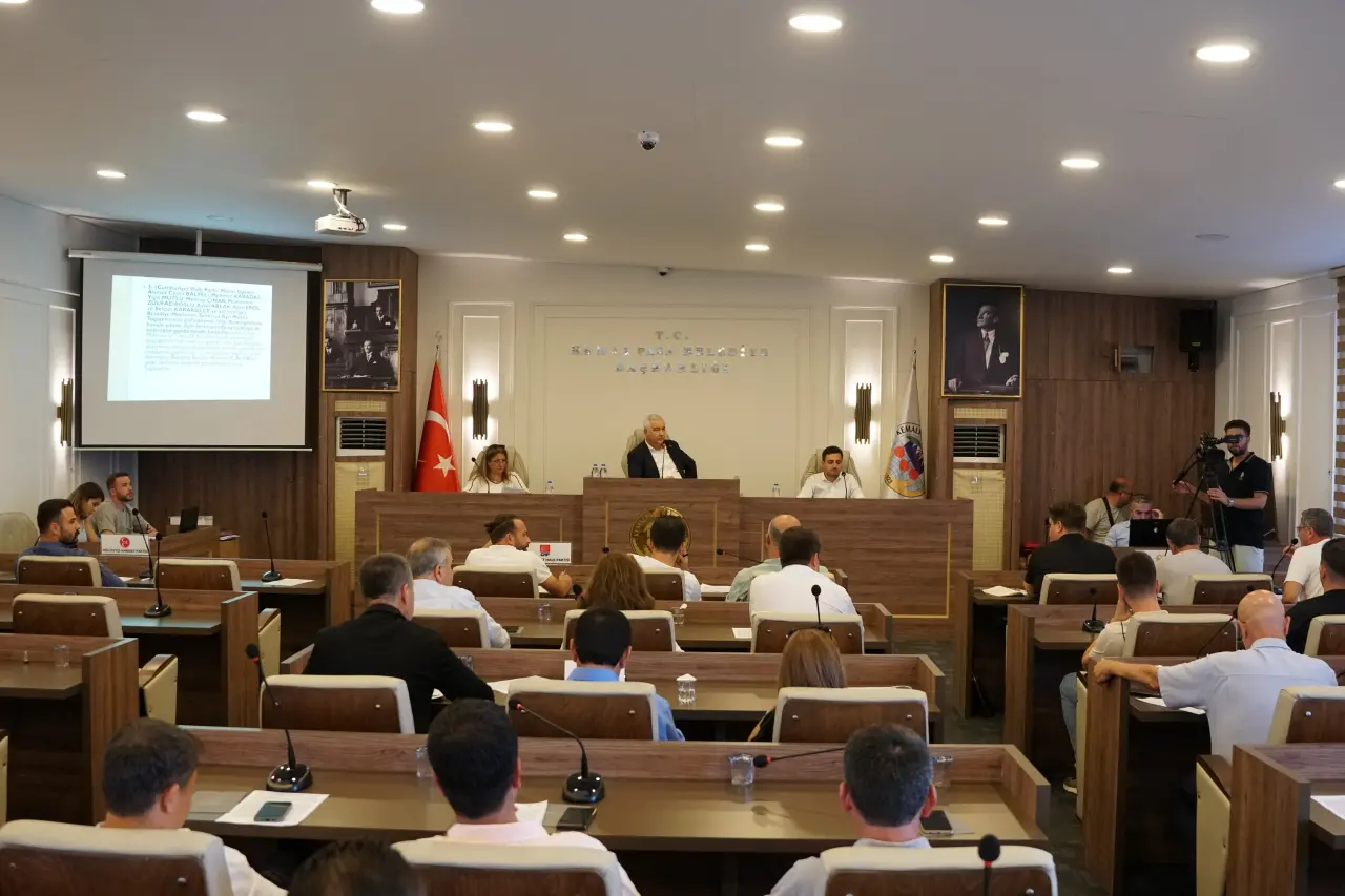 Kemalpaşa Belediye Meclisi Ağustos Ayı Olağan Toplantısı, Kemalpaşa Belediye Başkanı Mehmet Türkmen’in başkanlığında gerçekleştirildi. Komisyonlardan gelen dört önerge oy birliğiyle, üç önerge ise oy çokluğu ile kabul edildi. Birimlerden gelen üç önerge ile meclis gündemine sunulan iki ek gündem maddesi ise komisyonlara sevk edildi.